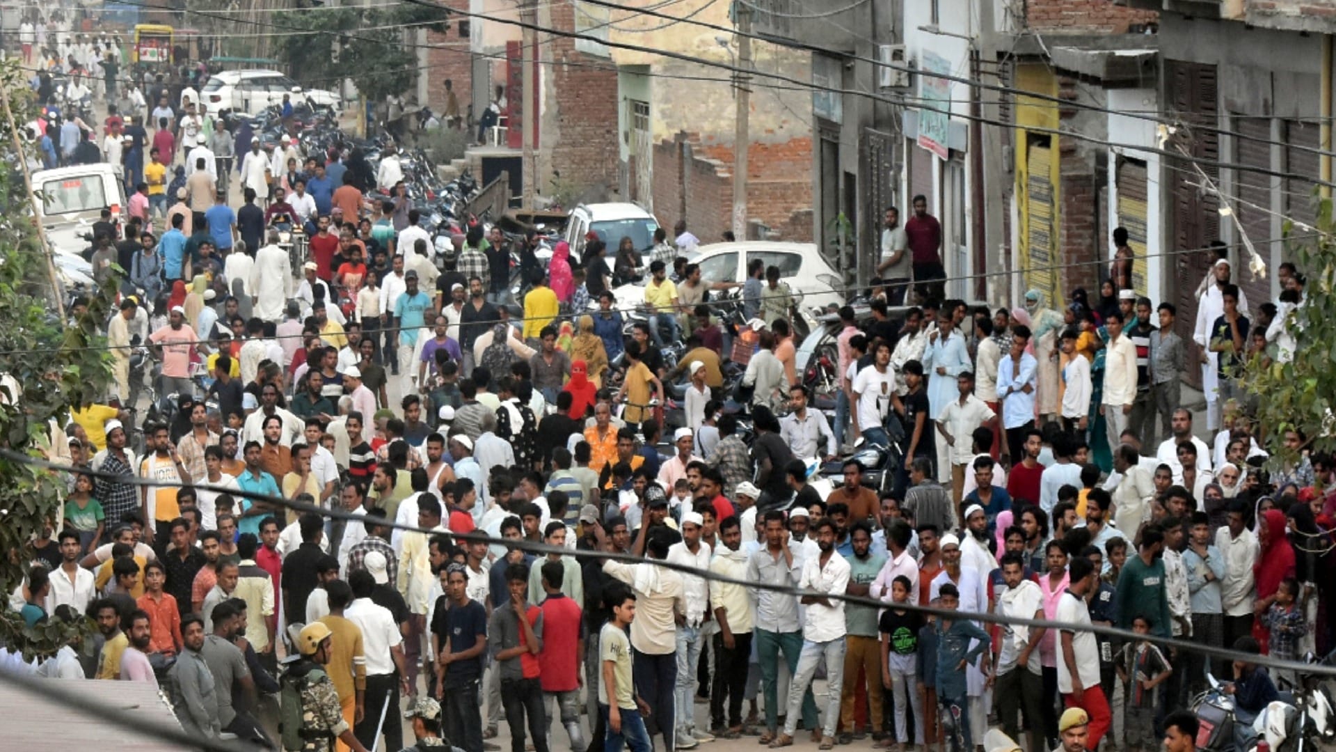 Firecrackers gunpowder explodes in Lisari Gate Meerut, police recoverd gunpowder and firecrackers from the house