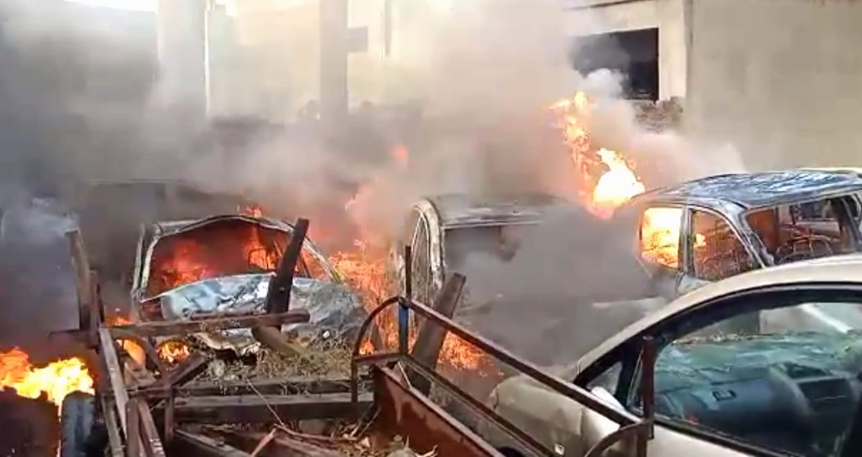 Fierce fire broke out in old vehicles parked in Chhajalat police station moradabad