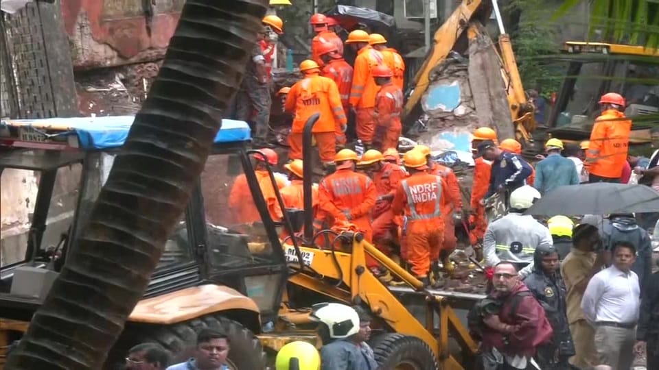Mumbai Building Collapse 8 Rescued 28 Feared Trapped Under Debris In Kurla News In Hindi