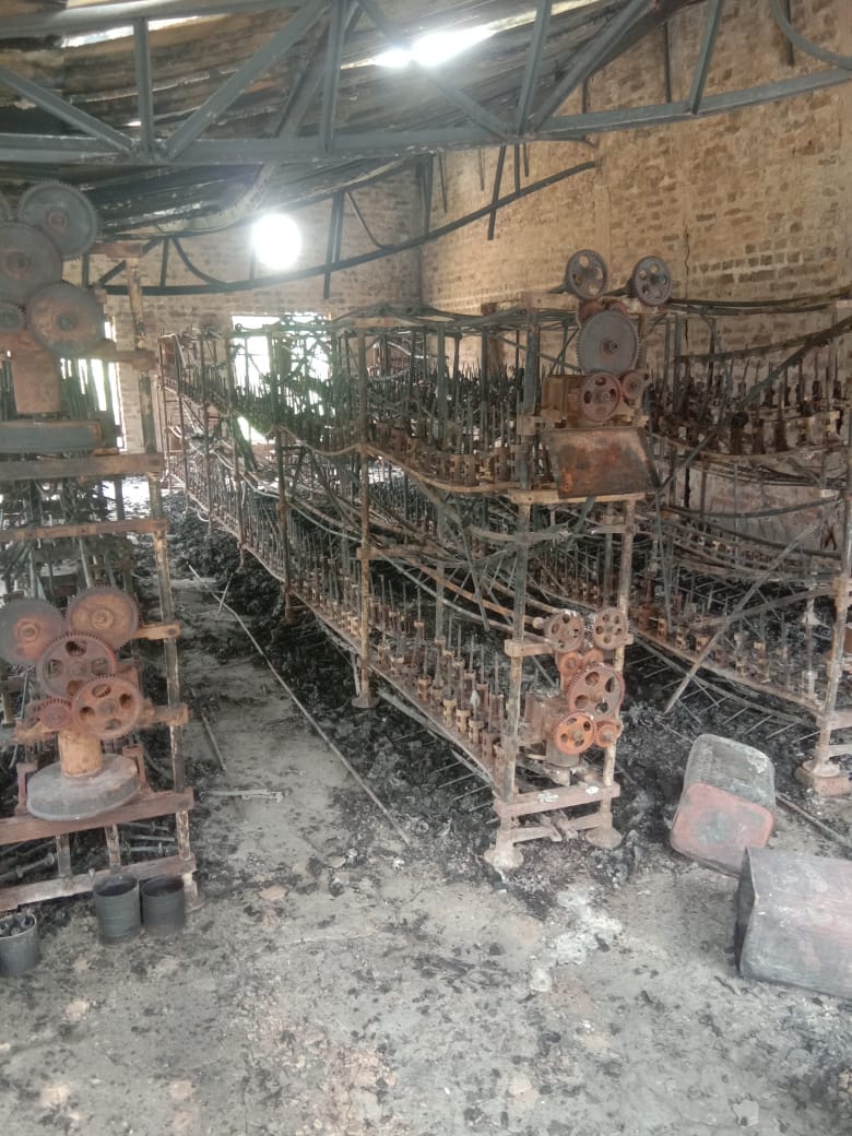 Fire broke out in Zari warehouse, goods worth lakhs burnt down