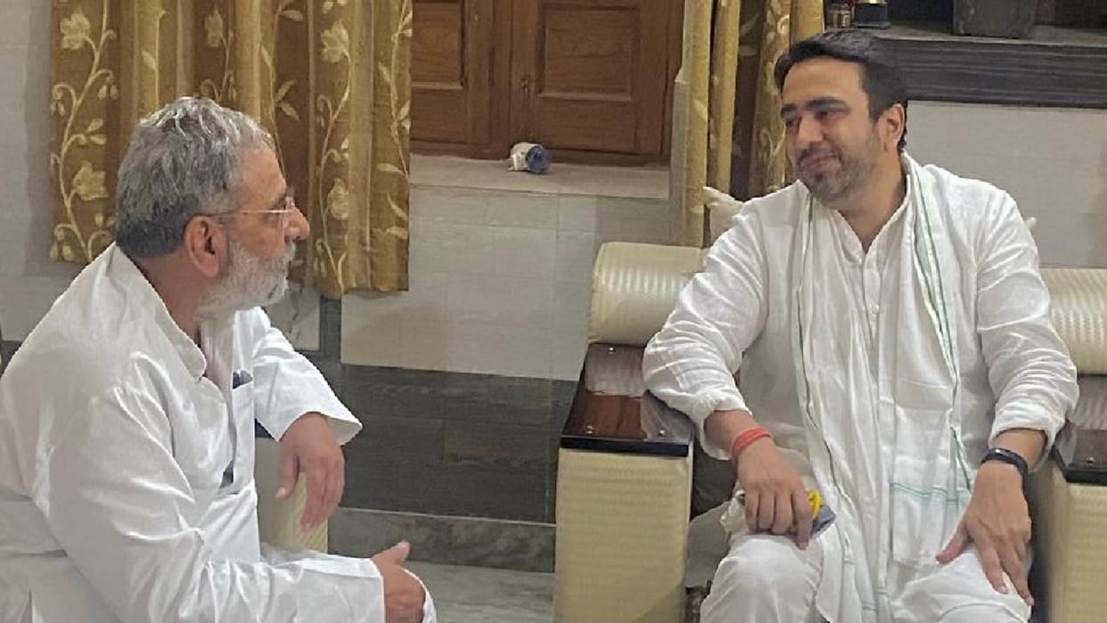 Chaudhary Jayant met with senior SP leader Sadhir Panwar at house