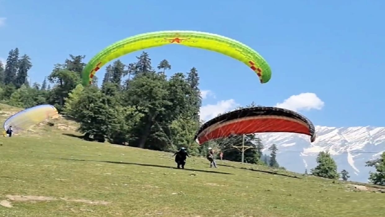 Shock to the tourists: A paragliding flight costing Rs 300 in Himachal's Kullu