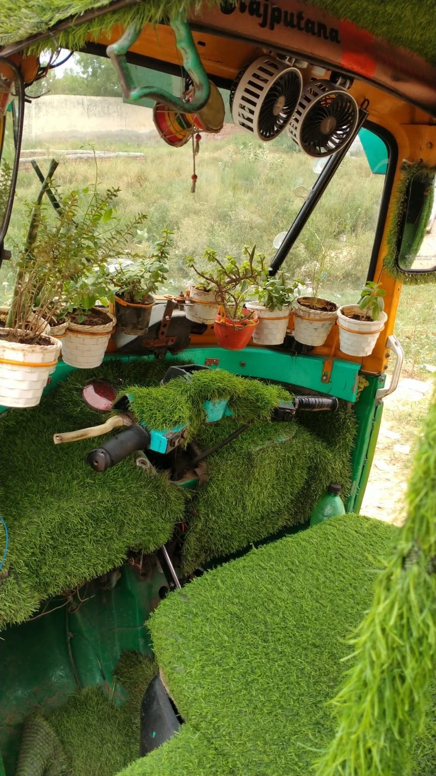 The driver made the auto a mini garden, people praised, people are aware of pollution,