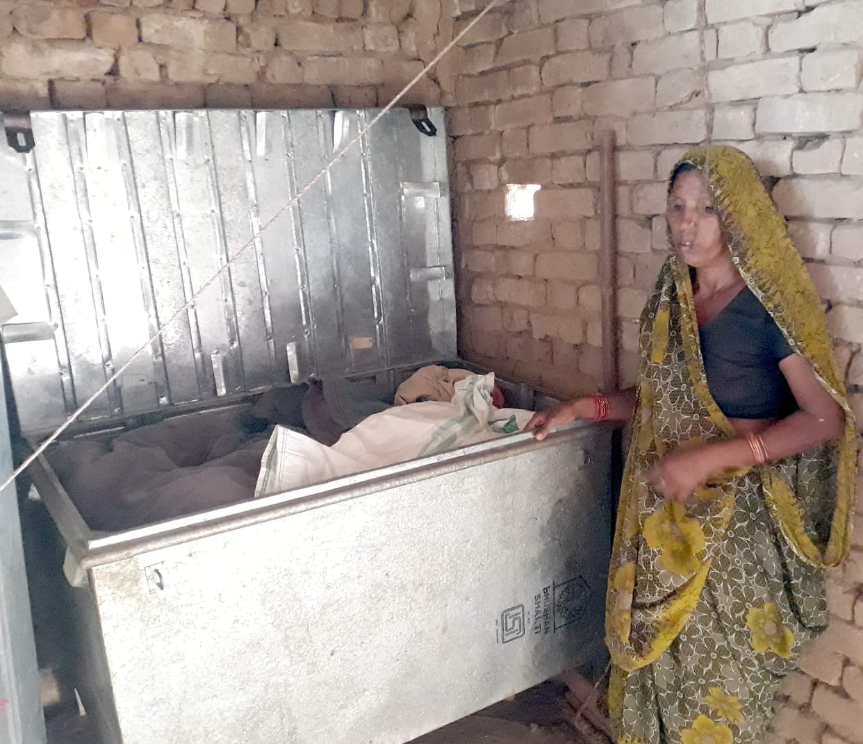 Thieves raided five houses, stole four lakhs from three houses