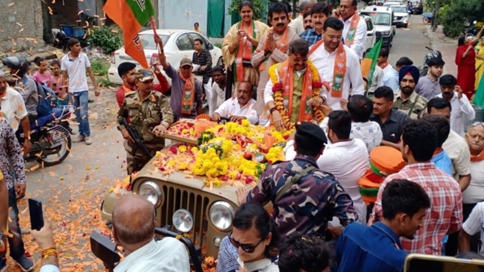 Indore News: Vijayvargiya's road show in Indore, said about Maharashtra - that Shiv Sena's quarrel, we are standing and watching