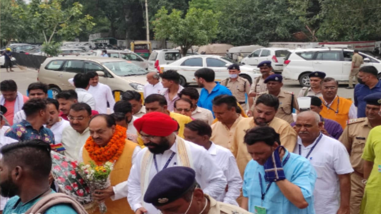 UP: Ramesh Chandra, Chairman of Railway Board Passenger Services Committee reached Meerut