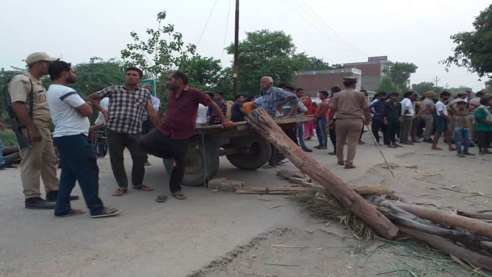 angry villagers stone pelting on police vehicle after women death due to truck collision in etah