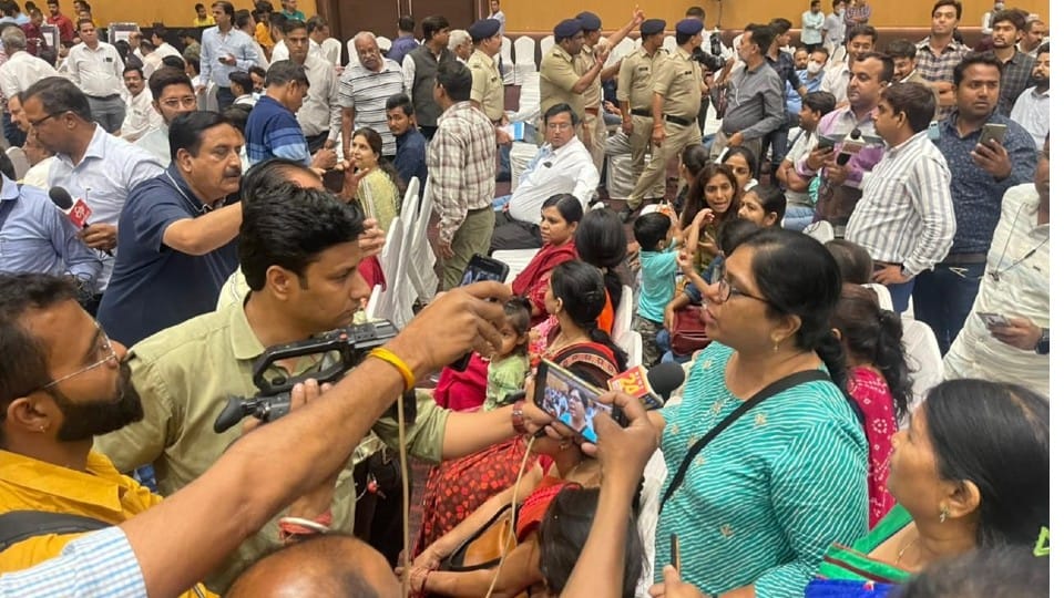 Indore News: There was a ruckus before the arrival of CM, Shivraj said - I have come to become a participant in the process of development, not to talk
