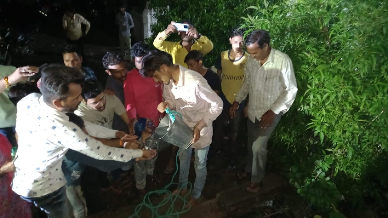 MP News: Hot water coming out of 300 year old well, people taking it home as miracle