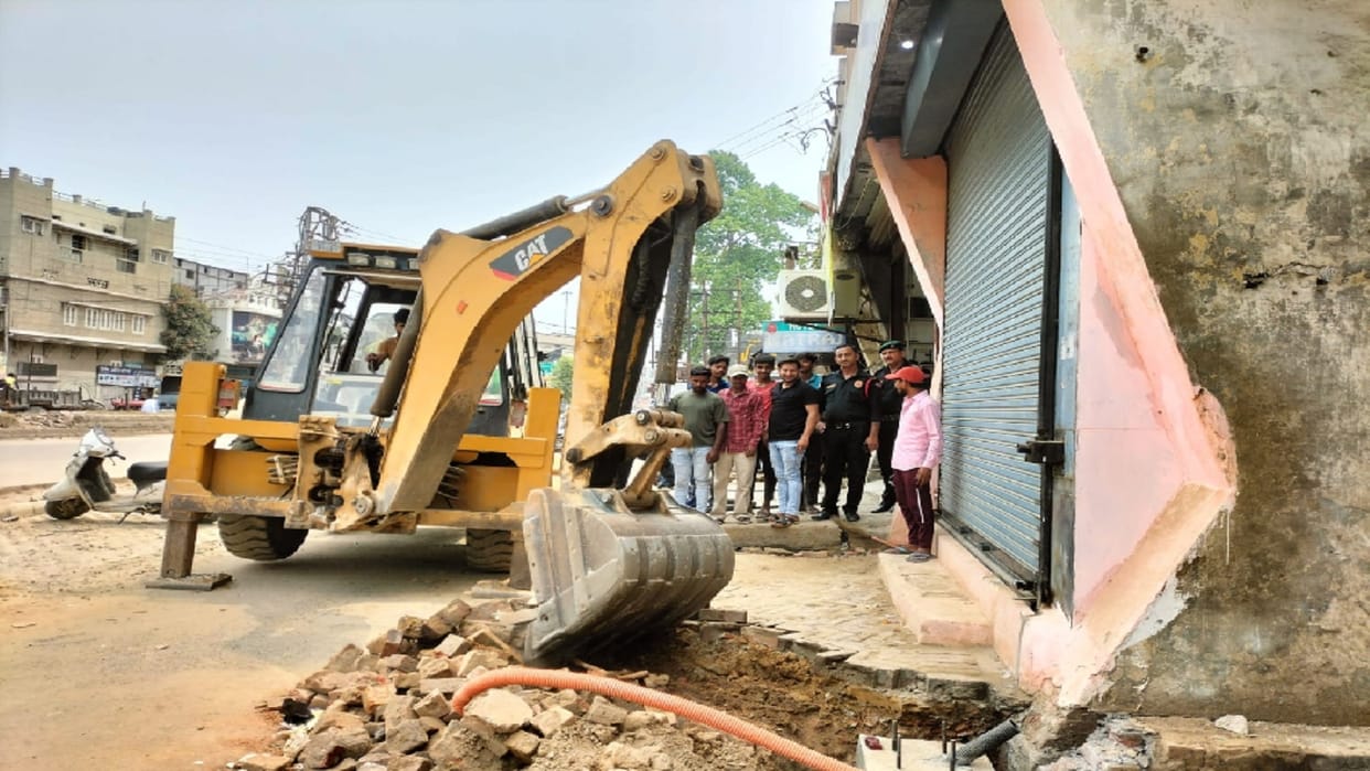 Saharanpur Nagra Nigam Team have encroachment removed from many placecs by bulldozer
