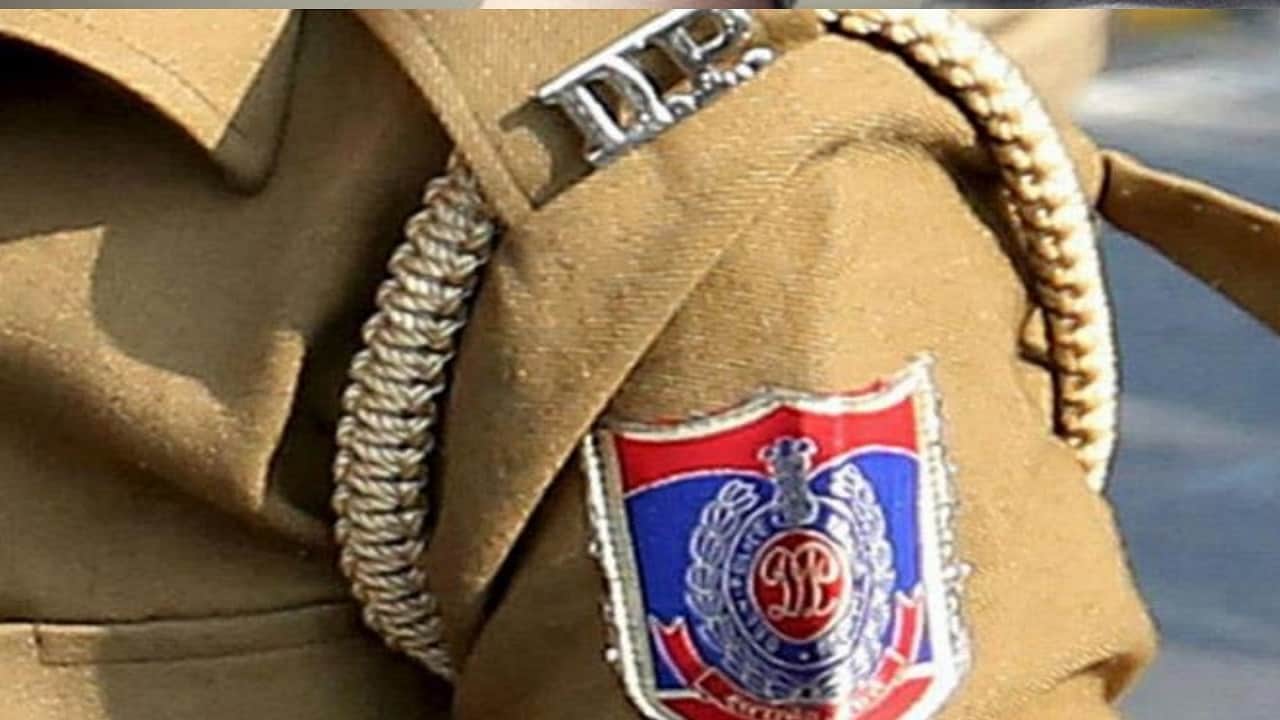 miscreants entered house posing as officers of Anti Corruption Branch in Shahdara area of Delhi four accused arrested