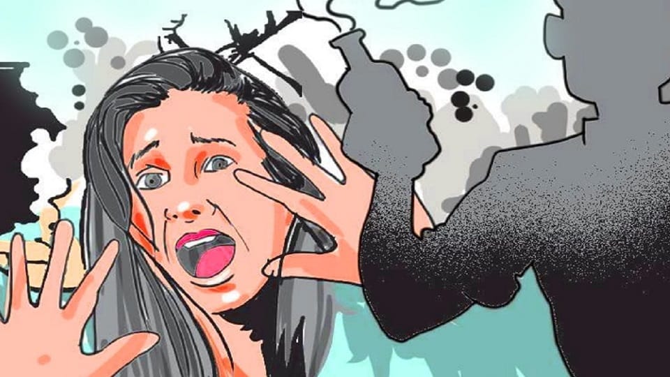 A husband threw acid on his wife in Malukpur Bareilly.
