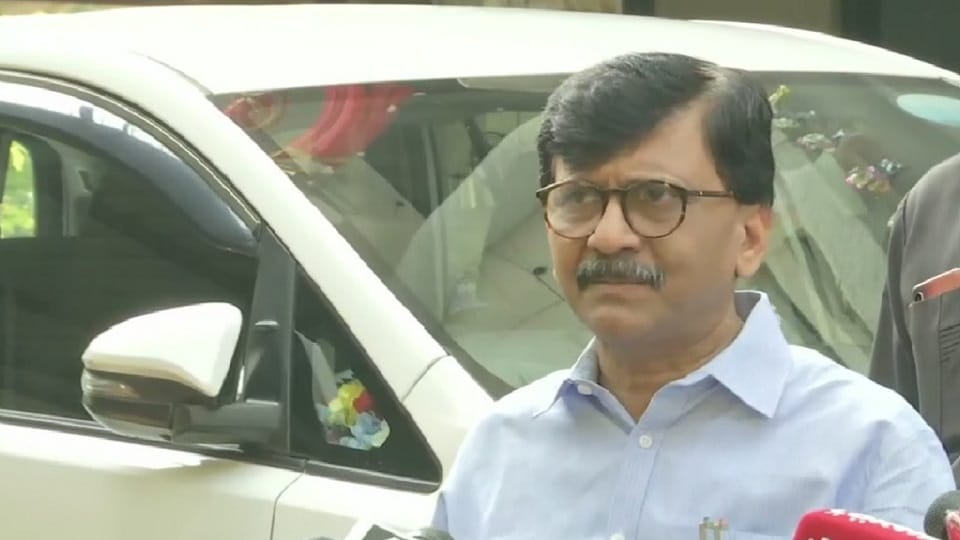 ED Officials at Shiv Sena Leader Sanjay Raut Residence in Land Scam Case News Updates in Hindi