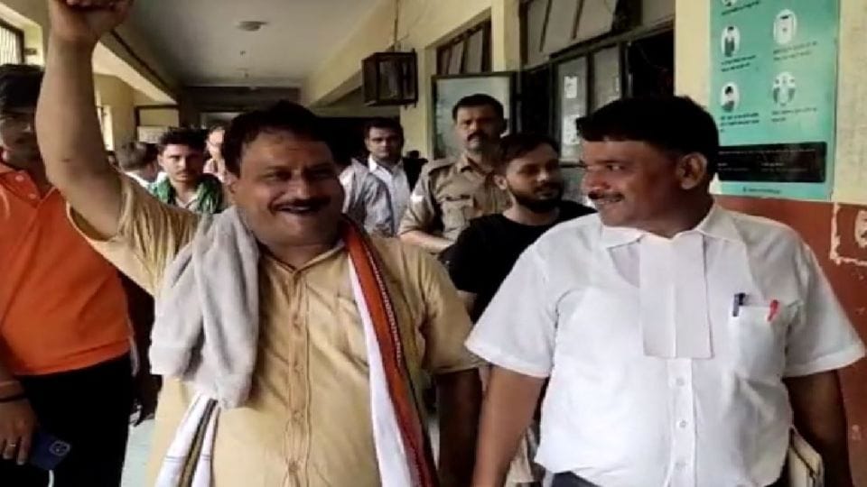samajwad i party leaders surrenders in court in case of evm rumor in agra