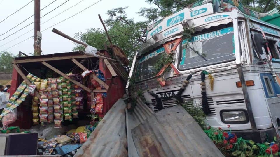 angry villagers stone pelting on police vehicle after women death due to truck collision in etah