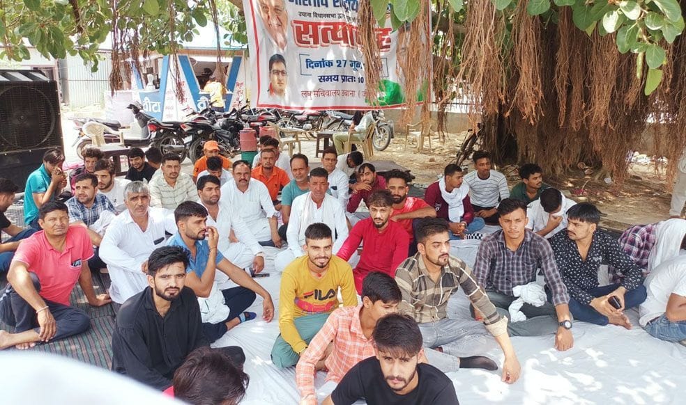 Congressmen staged a sit-in in Uchana to demand withdrawal of Agneepath scheme