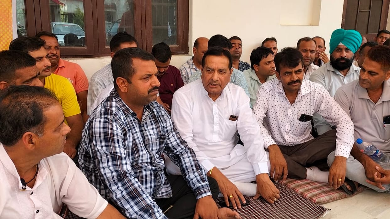 Zip cadre employees got the support of public representatives