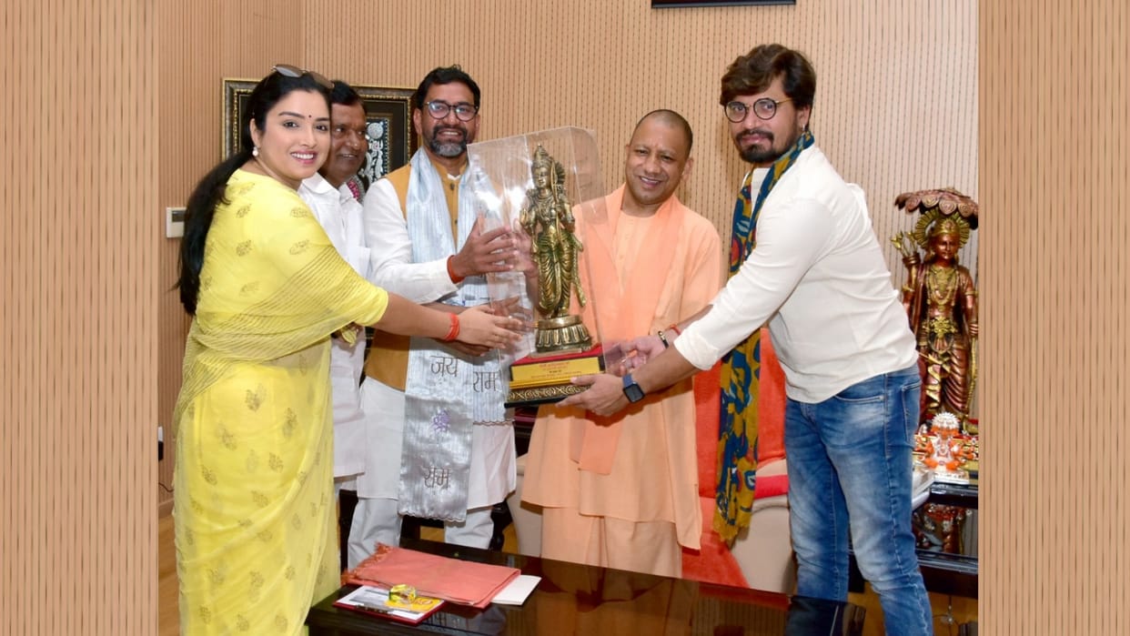 Dinesh Lal Yadav nirahua meets to CM Yogi Adityanath.