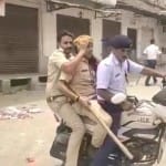 बाइक पर बैठाकर साथी को अस्पताल ले गए पुलिसकर्मी।
