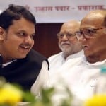 बीजेपी नेता देवेंद्र फडणवीस के साथ एनसीपी प्रमुख शरद पवार