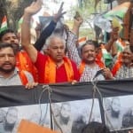 शिवसेना डोगरा फ्रंट के सदस्य प्रदर्शन करते हुए।