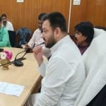 विधानसभा में विपक्षी दलों के साथ बैठक करते तेजस्वी यादव।