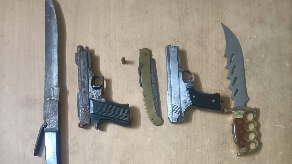 Indore News: Photos with weapons went viral on social media, two arrested including corporation inspector, pistol, cartridges and knives seized