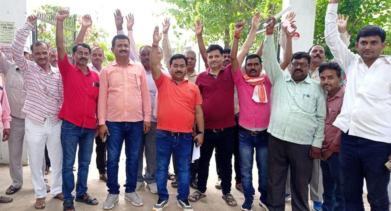 Teachers demonstrated for payment of outstanding salary