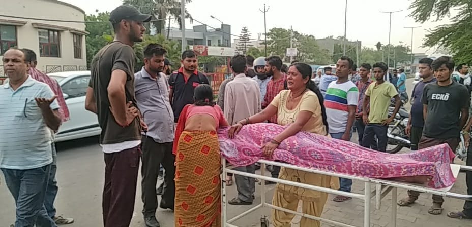 The relatives created a ruckus by placing the dead body on the road