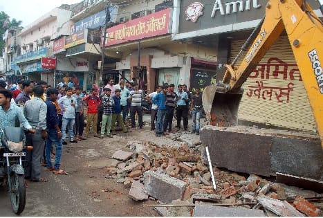 Encroachment removed from drains of Kachari road