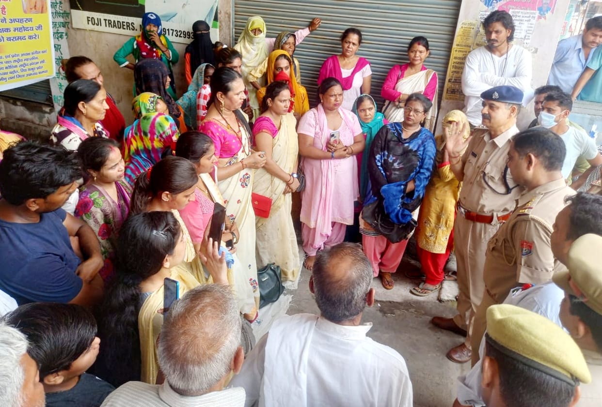 Women's pink organization staged a sit-in at the SP office