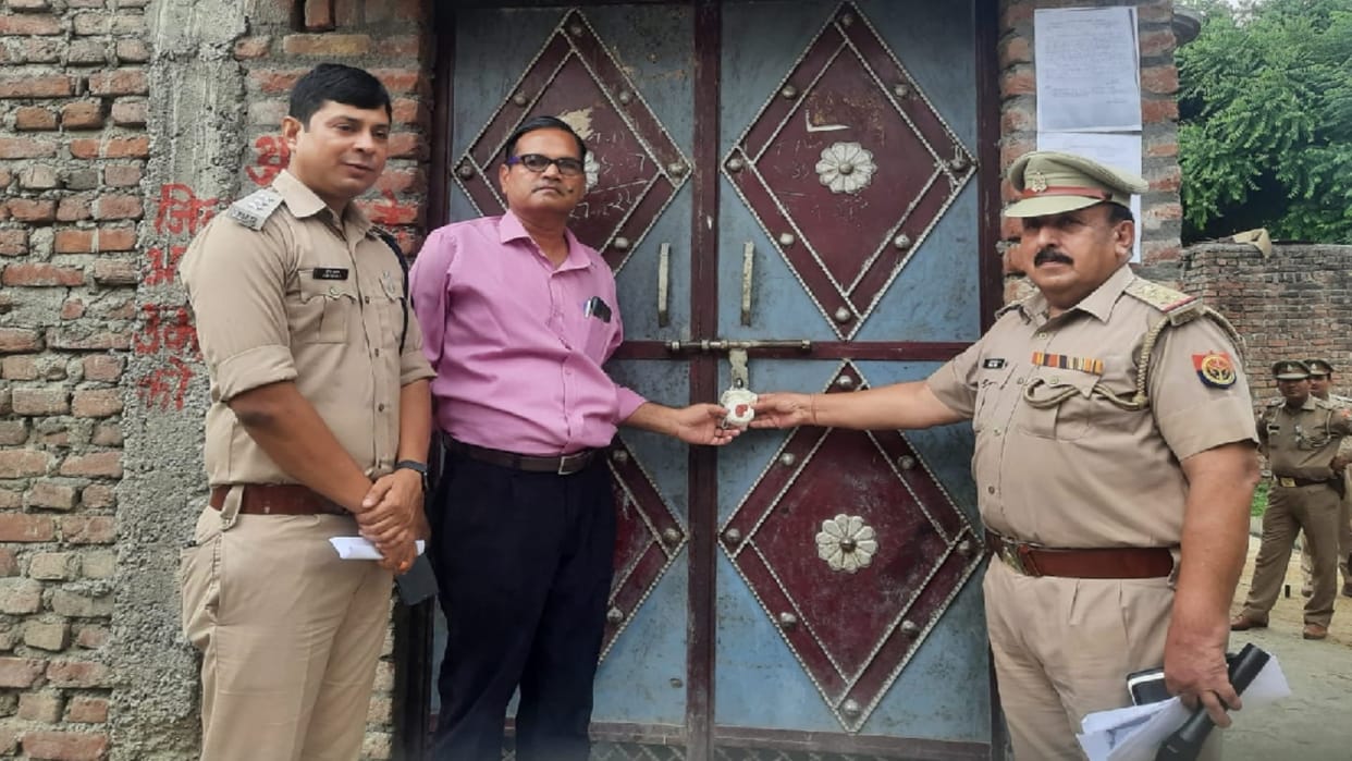 15 lakh house of gangster has been attached on the orders of DM in Bijnor