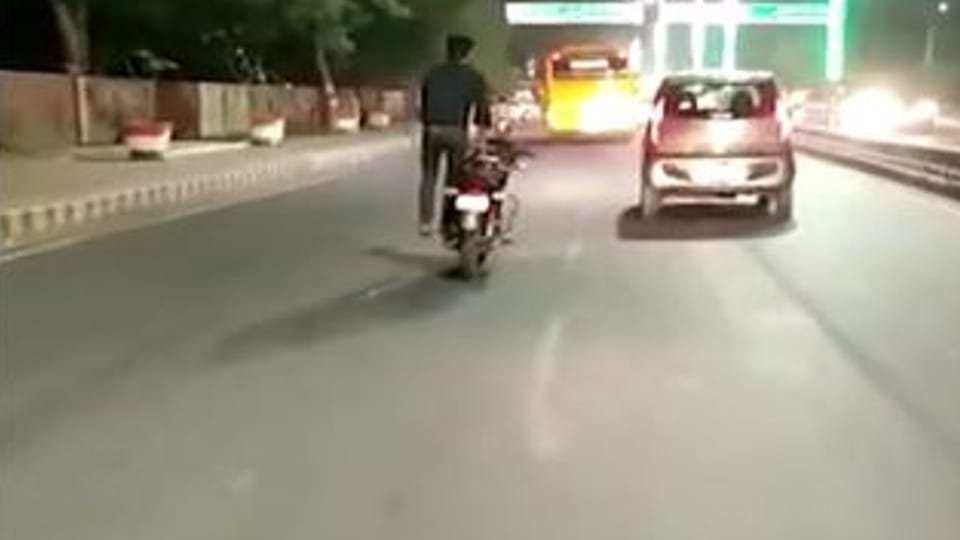 bike rider stunt video on mg road in agra