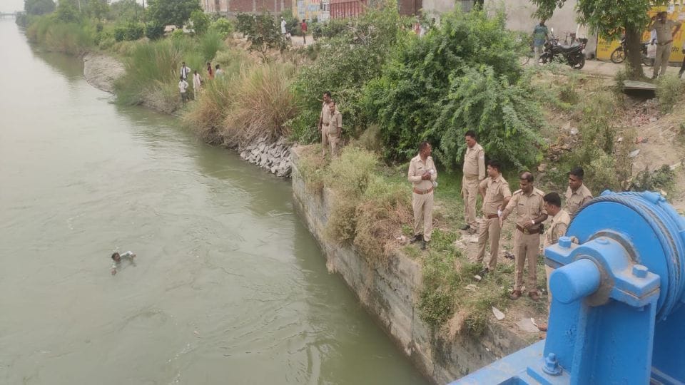 youths pulled out the teenager who was drowning in the canal in mainpuri