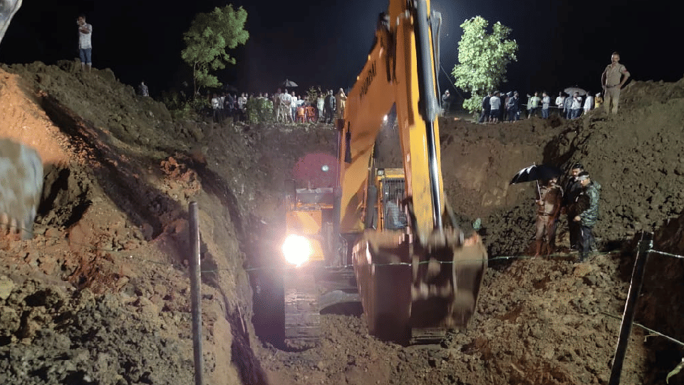 Chhatarpur: Five year old child fell in open bore, trapped at 40 feet, giving oxygen through pipe