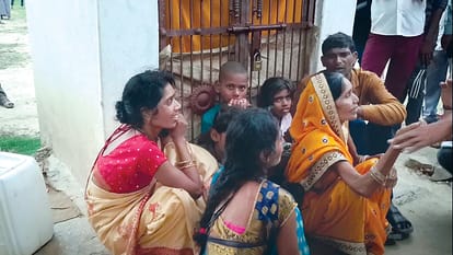 Prayagraj news: The family remained locked in the house with the dead body of the daughter for five days, 11 relatives found ill