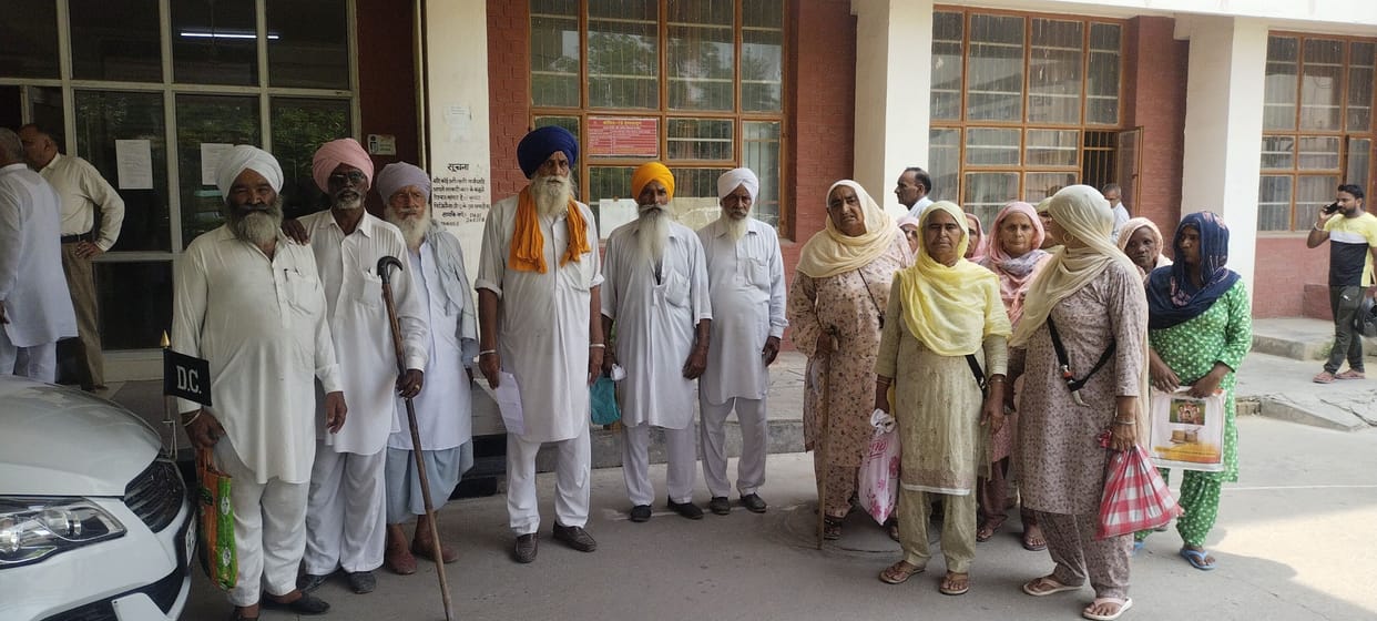 The elders of Pipaltha complained to the DC in the name of the CM for not getting the pension for nine months.