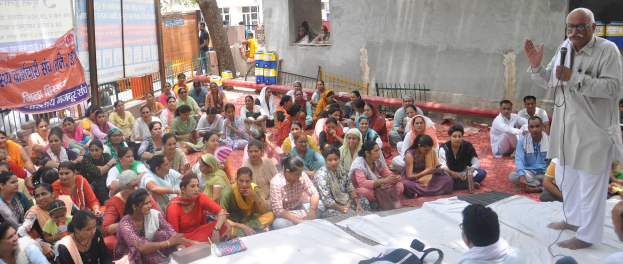 Kovid vaccination session closed due to employees' strike, health services getting affected
