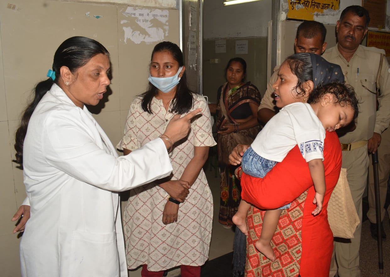 Doctor slaps female patient in Hardoi District Women's Hospital, uproar of family members