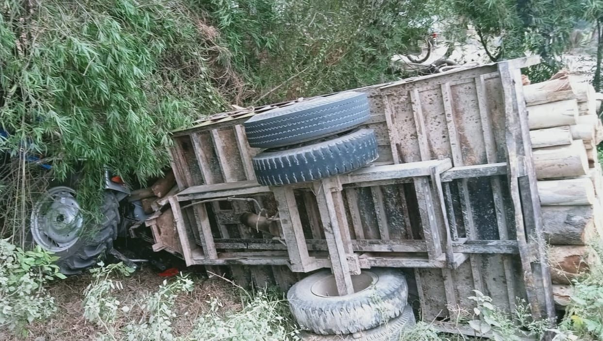 hardoi news,Wooden tractor-trolley overturned in ravine, driver injured