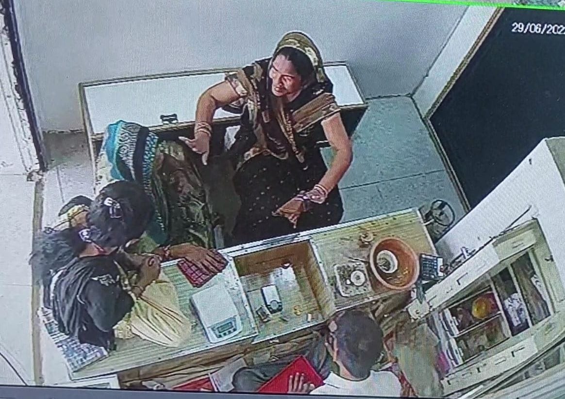 hardoi news,Stupebaaz women cross jewelery from Saraf's shop
