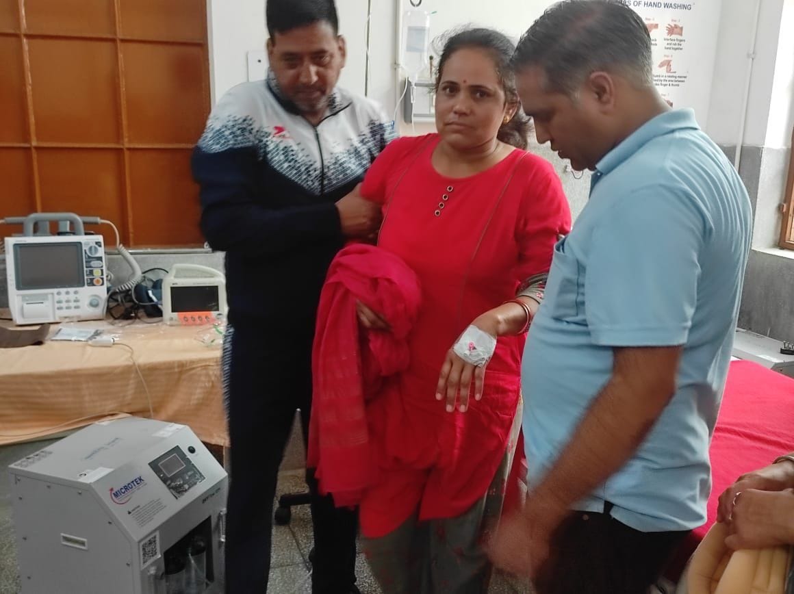 Woman falling from linten, referred to Tanda hospital in critical condition
