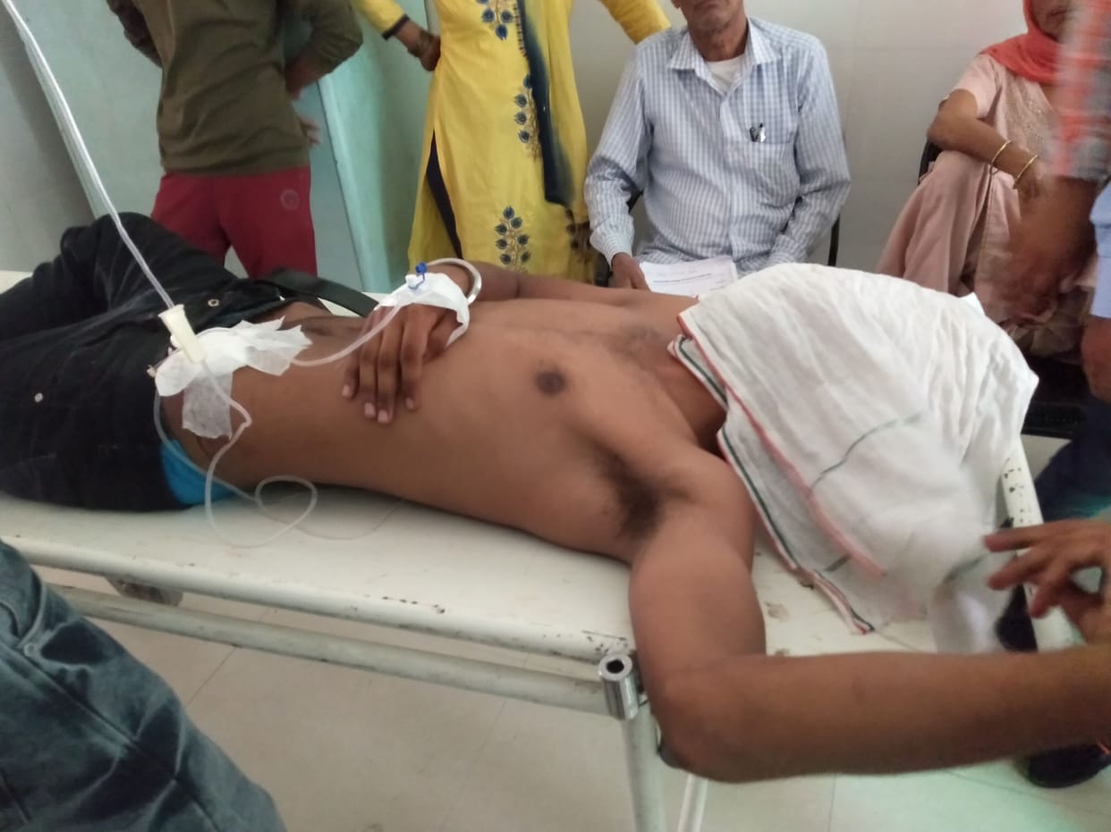 Sharp weapons ran in two groups in a very technical educational institution, three injured