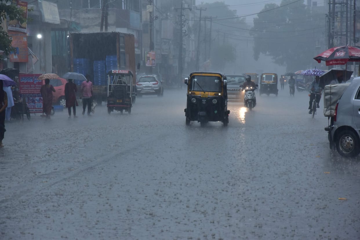 The clouds rained for half an hour, the poles of the roads opened