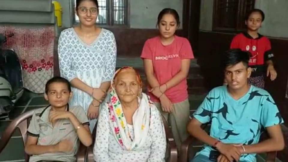 Know about 73 year old woman who jumped in Ganges