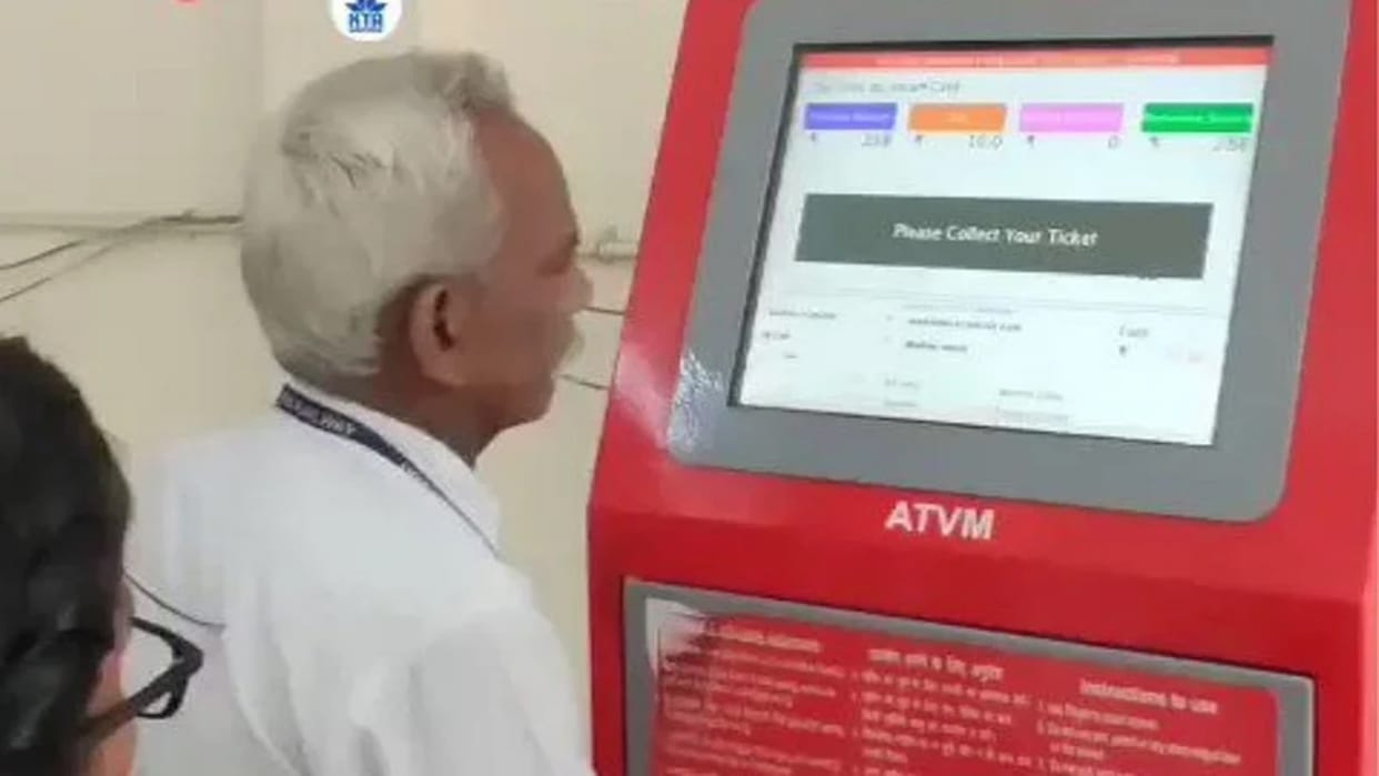 Indian Railways retired employee hepls Mumbai Local Passengers as he prints tickets in 15 seconds news in hindi