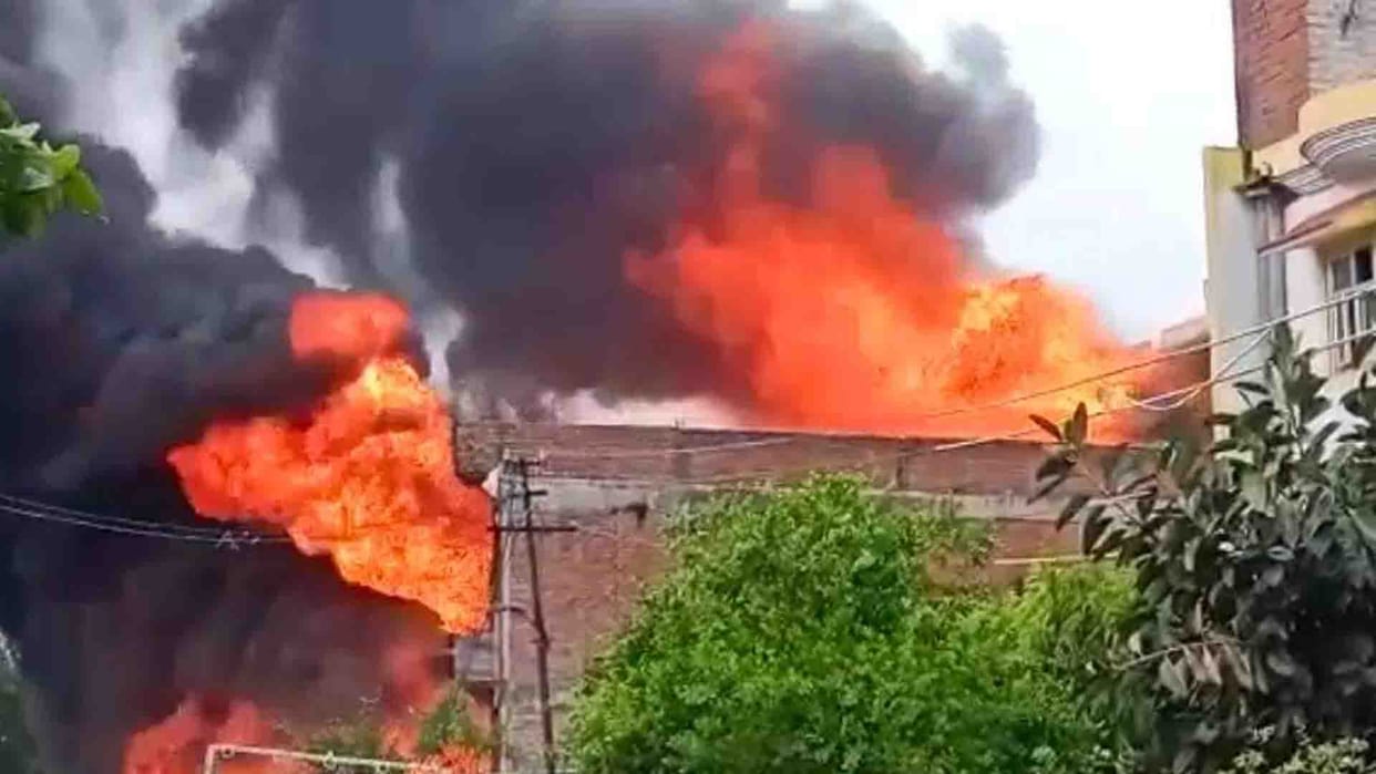 Kanpur: fire broke out in mattress making factory