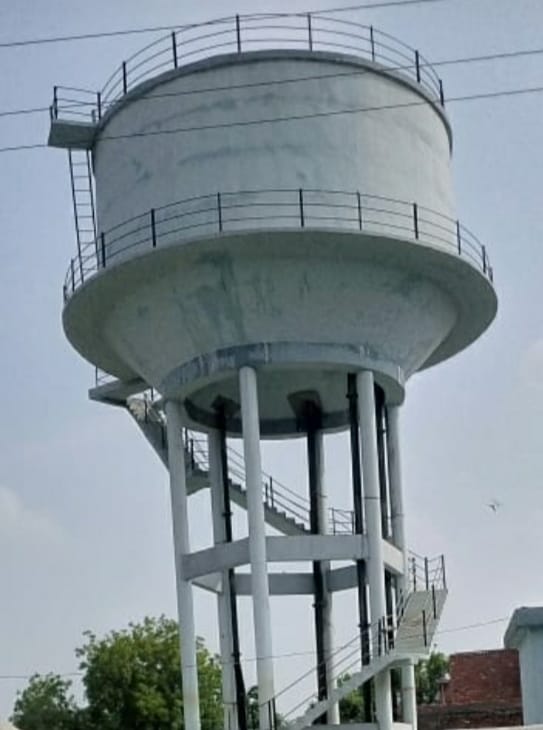 People craving for pure drinking water due to the delay of Jal Nigam