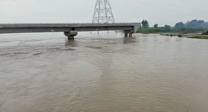 Ganga's water level rising due to rain on the mountains