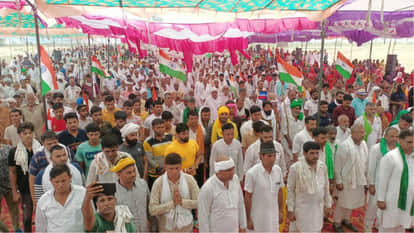 महापंचायत में मृतक सचिन को श्रद्धांजलि देते लोग।